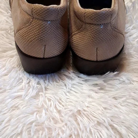 SAS Women's NWOT Tan Loafers - Picture 5 of 10